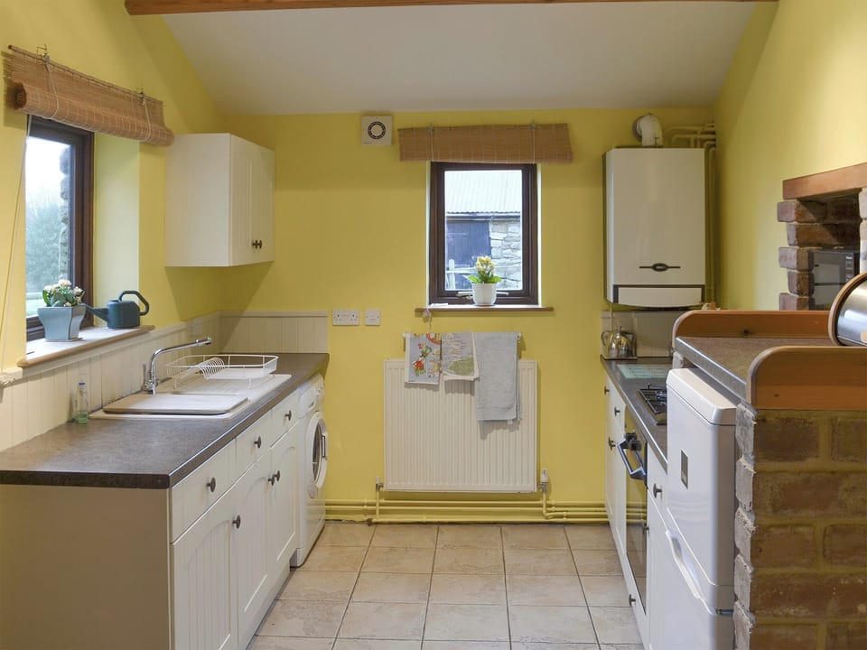 Fully equipped kitchen | Ladycroft Barn, Thornhill, Hope Valley