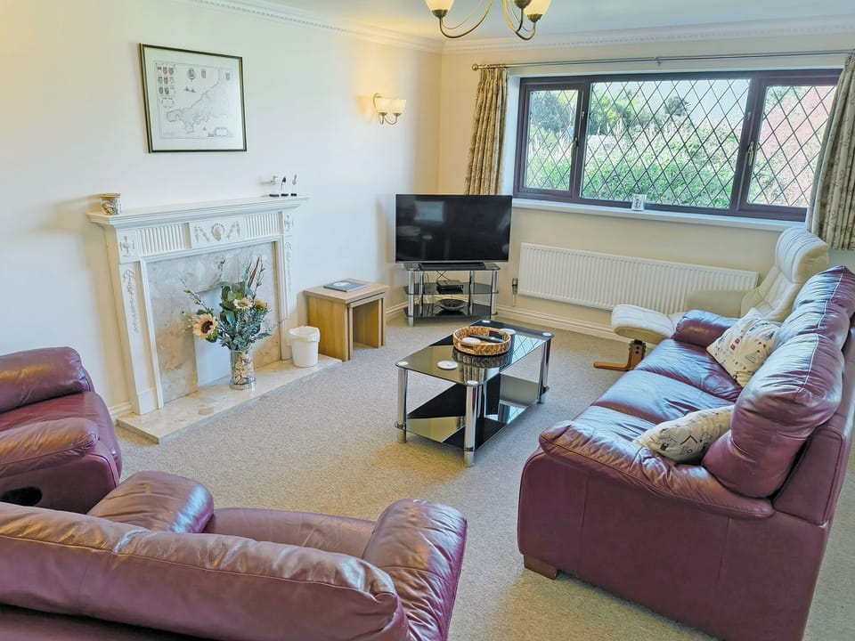Living room/dining room | Sea Whispers, Padstow