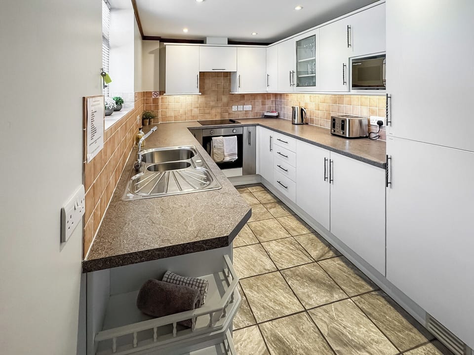 Well-equipped fitted kitchen | The Bran House - The Courtyard, Hareby, near Horncastle