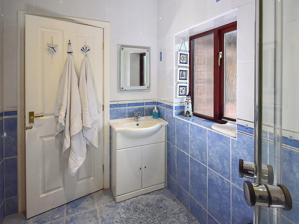 Lovely shower room | South Lodge Cottage, Worthington, near Standish