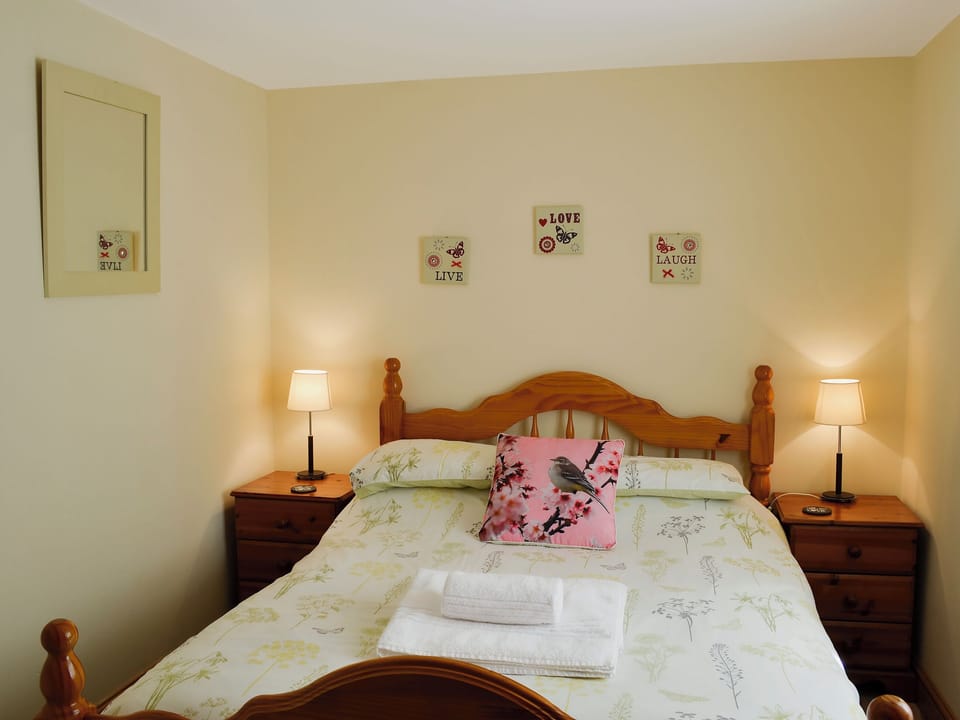 Relaxing double bedroom | Hen Ysgubor - Bwlchgwyn Equestrian Holidays, Arthog, near Fairbourne