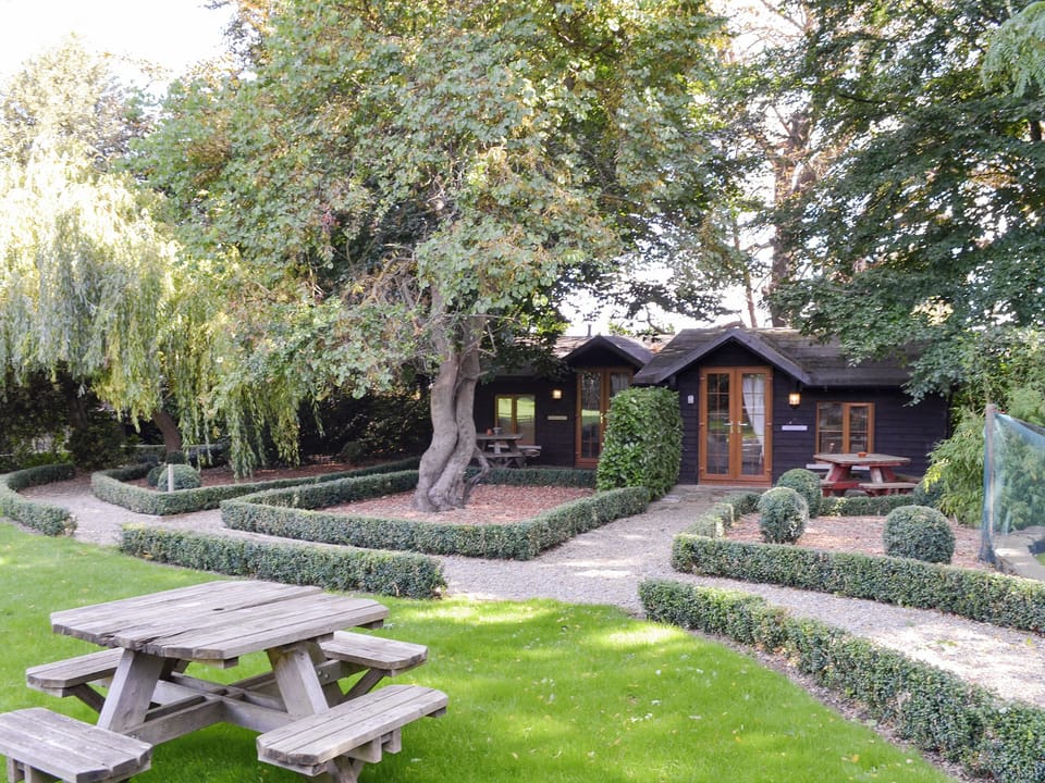 Shared garden area with seating areas | Chestnut Cottage, Bluebell Cottage - The Cottages, Hawley, near Dartford