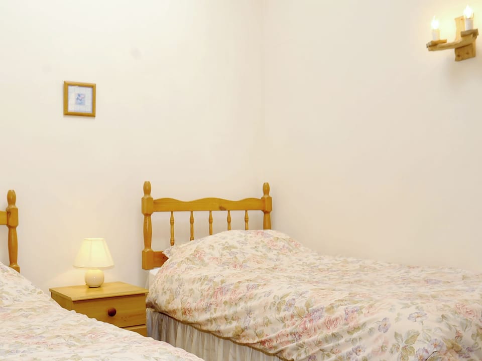 Twin bedroom | Challey?s Cottage, Winscombe