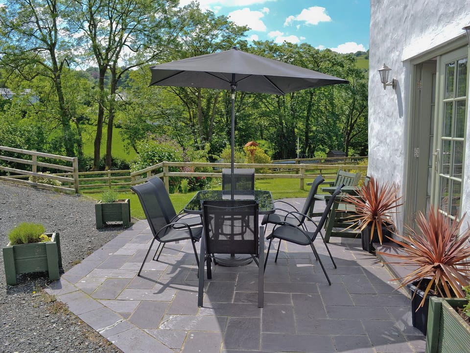 Sitting-out-area | Hen Dŷ, Eglwysbach, nr. Conwy