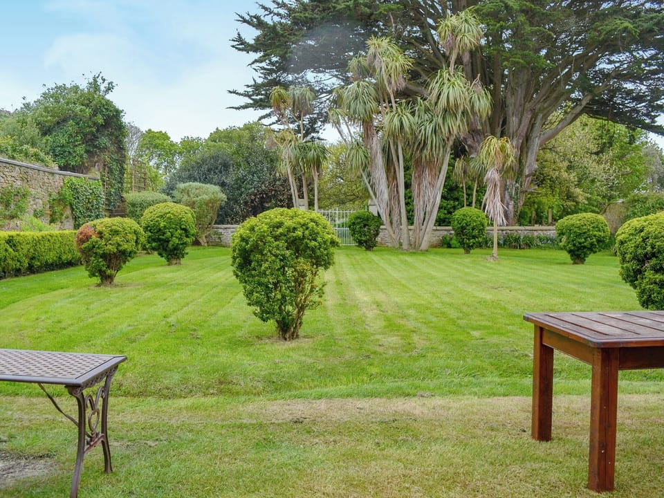 Attractive lawned garden | Manor House, St Erth, Hayle