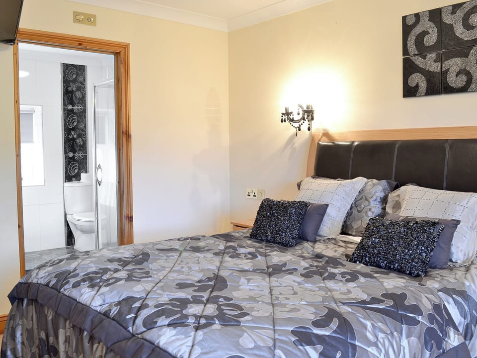King size bed with ideal en-suite | No 4 Pengraig Draw - Pengraig Cottages, Near Llanfarian