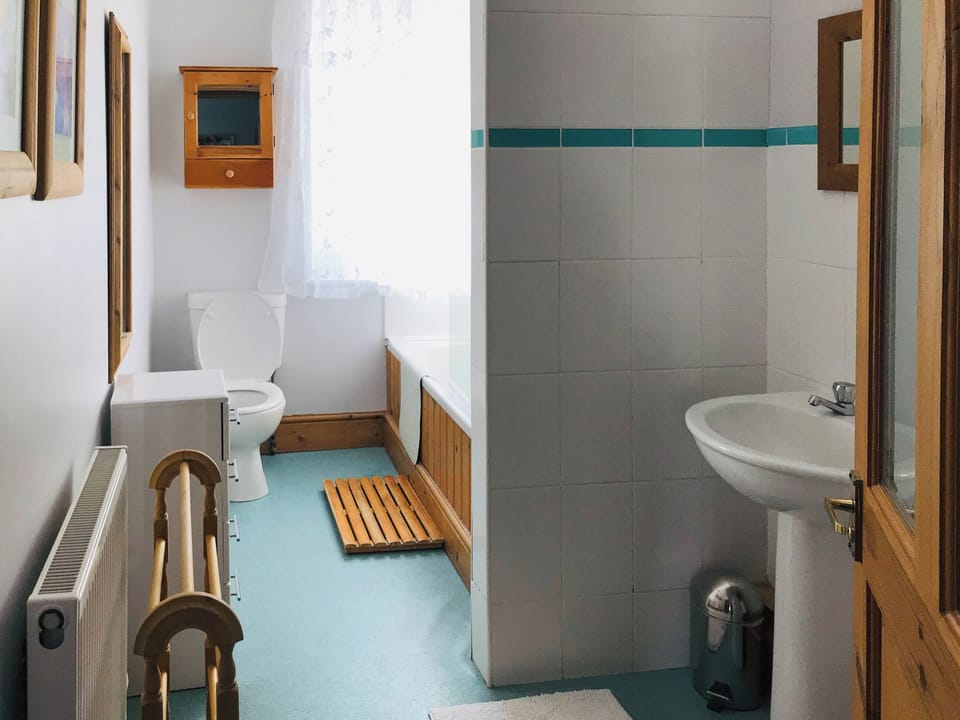 Bathroom | 3 Catherine Cottages, Keswick