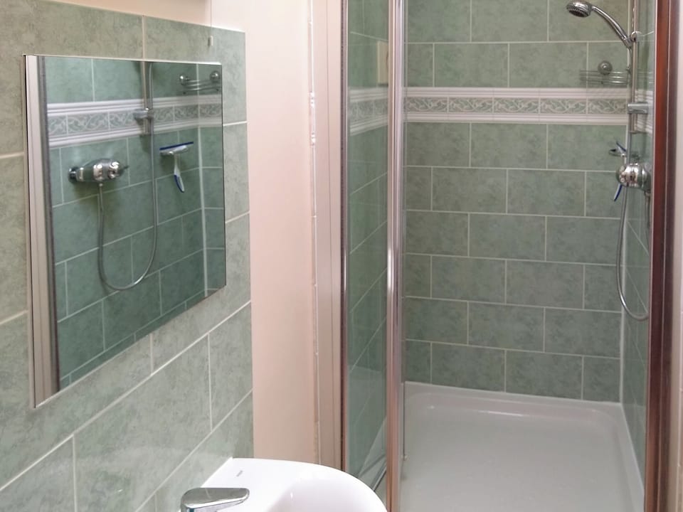 En-suite shower room | Sparrow - Manor Court Cottages, Shipton Gorge