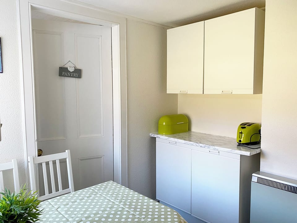 Lovely fresh breakfast/dining area with extendable table to seat 6 | Kirnan Cottage, Kilmichael Glassary, near Lochgilphead