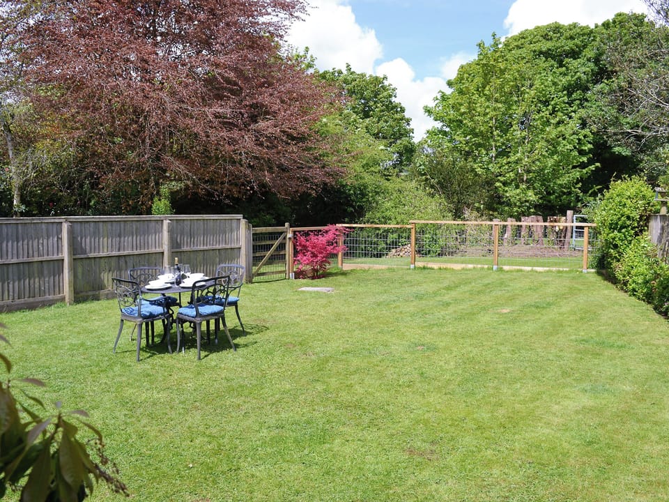 Enclosed lawned garden | Little Crugwallins -Summer Breeze - Little Crugwallins, St Austell