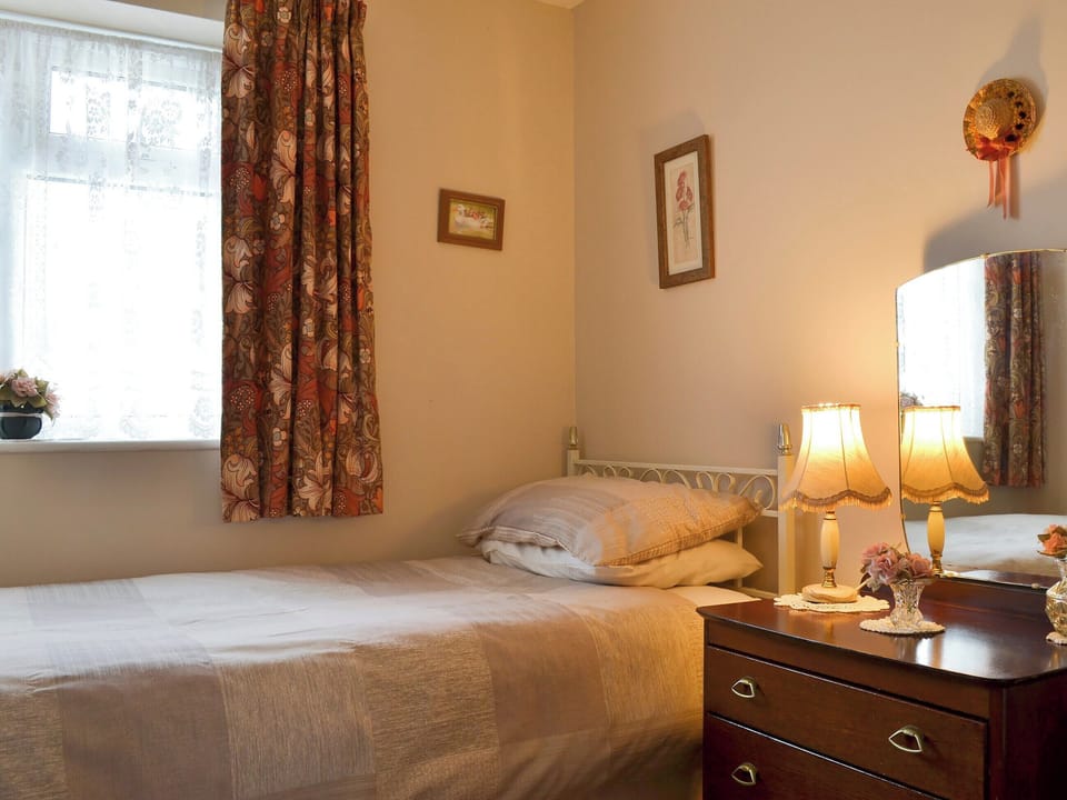 Single bedroom | Abbotts Ball Farm Cottage, Potterne, near Devizes
