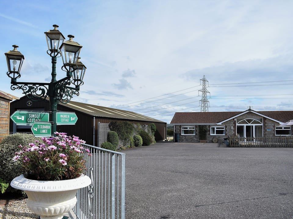 Charming bungalow close to the sea | Magnolia - St Anne&rsquo;s Cottages, Chickerell, near Weymouth