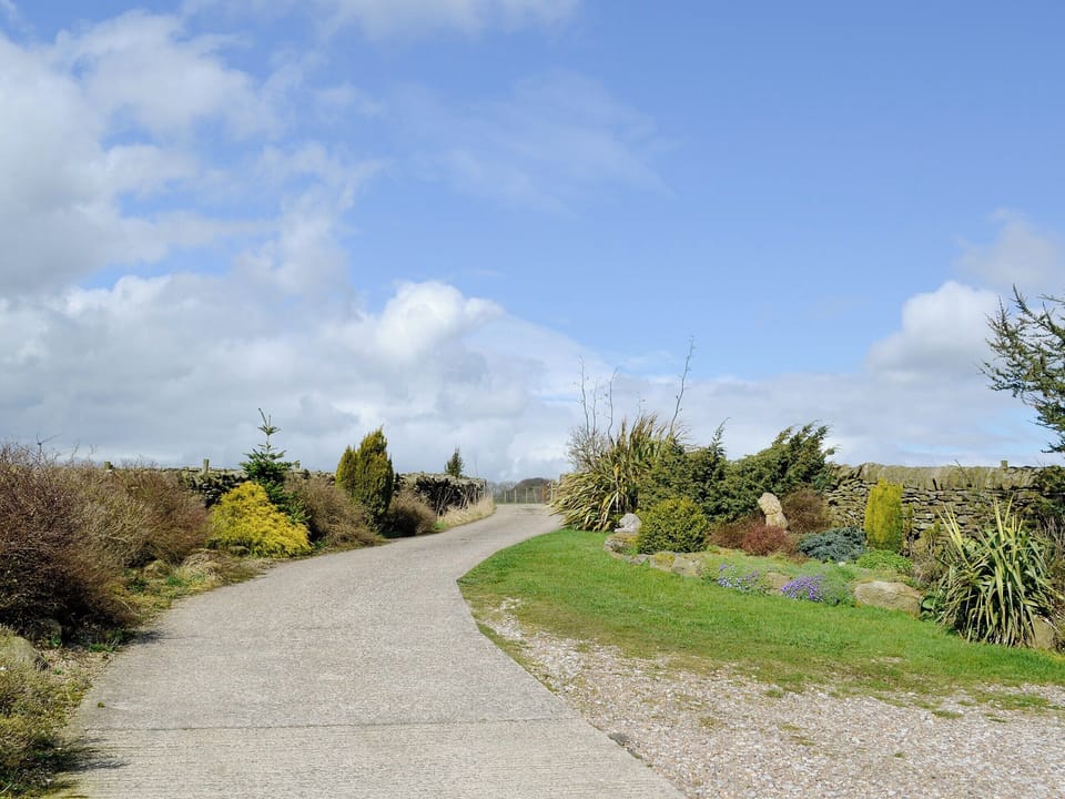 Attractive well-maintained entrance drive way | Hutter Hill Barn East - Hutter farm, Silsden near Skipton
