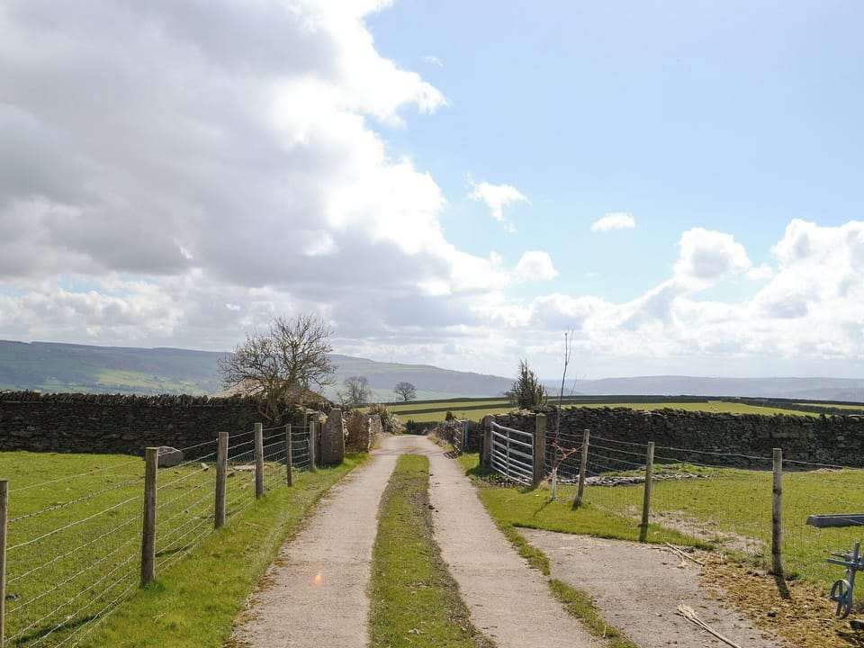 Approach to property through beautiful countryside | Hutter Hill Barn East - Hutter farm, Silsden near Skipton