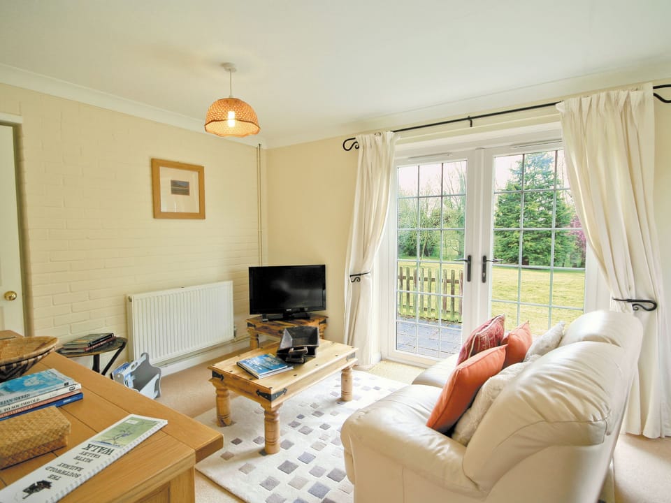 Living room/dining room | Linda&rsquo;s Lodge, Nr. Halesworth