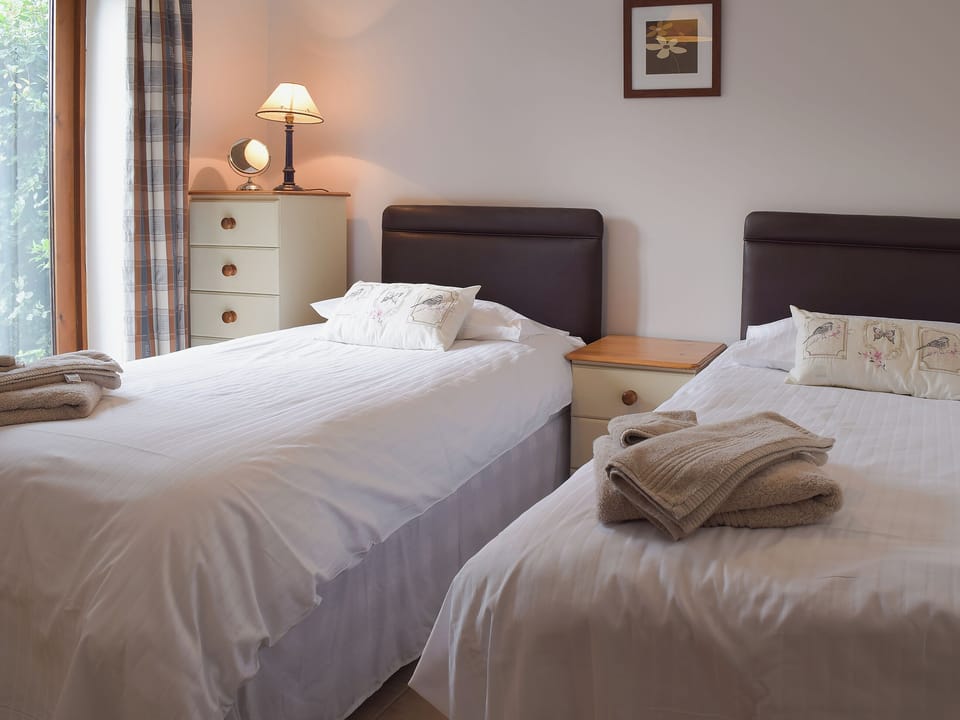 Twin bedroom | Oregano - Grove Farm Barns, Catfield