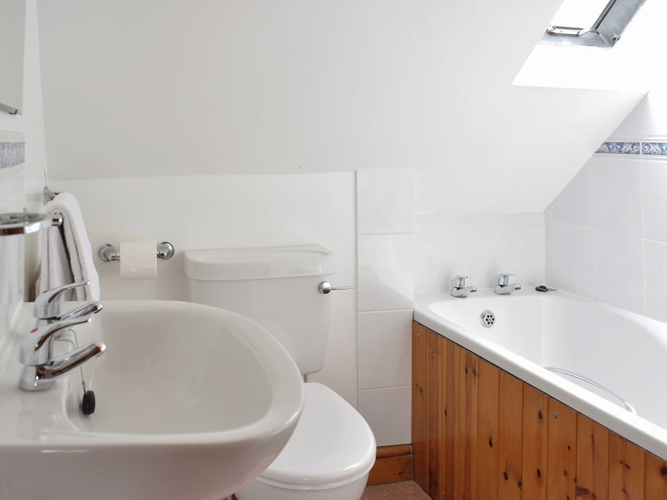 Peaceful en-suite double bedroom | Sawmill Cottage - The Old Timberyard, Puncknowle, near Dorchester