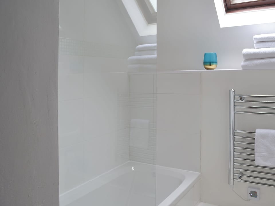 En-suite bathroom with shower over the bath | Sunset - Horselake Farm Cottages, Cheriton Bishop