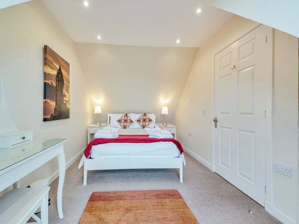 King-size bedroom | Peregrine Cottage - Osprey Hideaways, Stirling