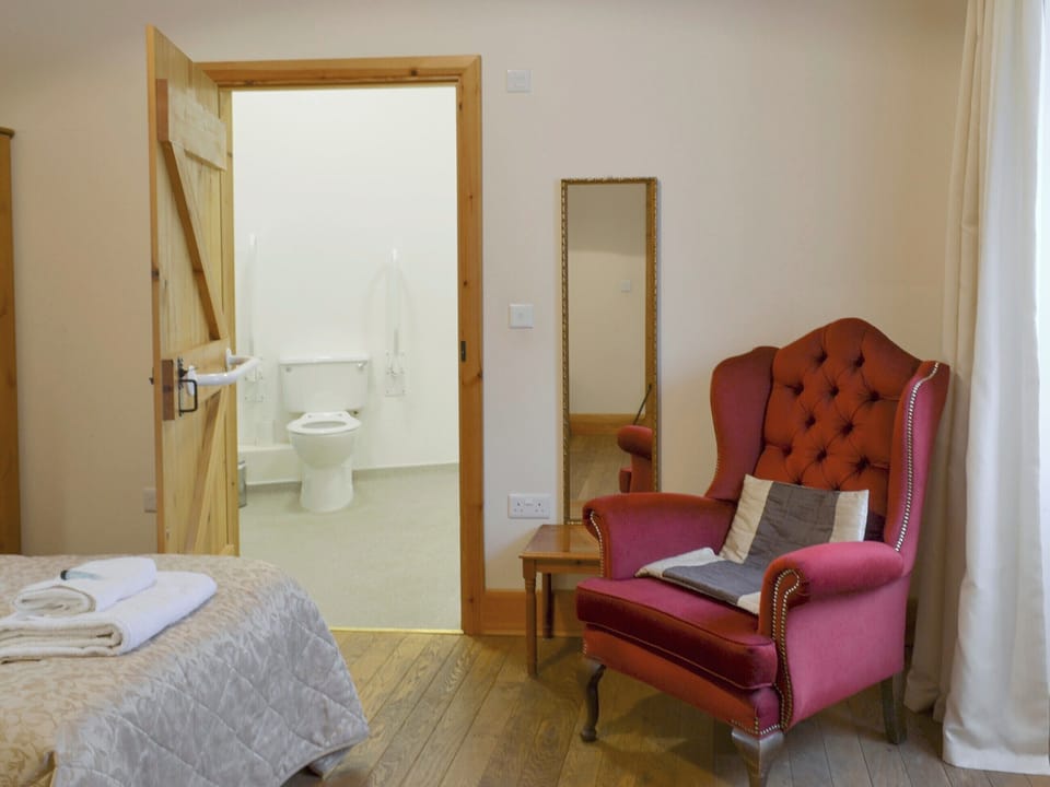 Twin bedroom with full en-suite wet-room with bath and shower | The Old Dairy - Ash Farm Barns, North Willingham, near Market Rasen