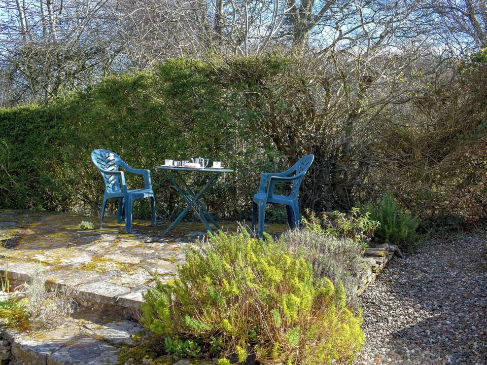 Peaceful sitting out area | Burnside, St Andrews