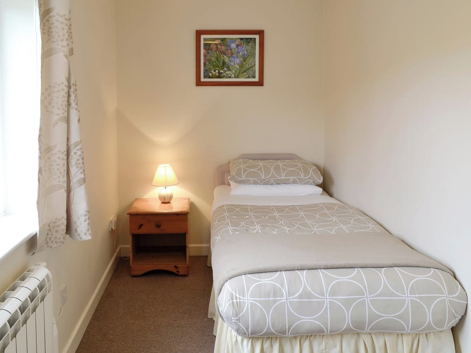 Peaceful single bedroom | Foxglove Cottage - Dairy Farm Cottages, Wootton Fitzpaine, near Charmouth