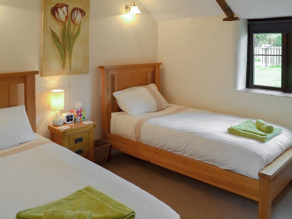 Comfy twin bedroom | Garden Cottage, Halwell, near Totnes