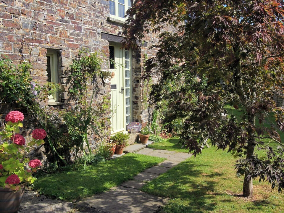 Charming holiday home | Passion Flower Cottage, Dippertown, near Tavistock