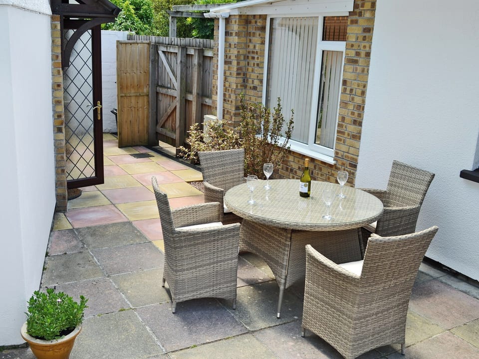 Small courtyard with sitting-out area | Invergarry, Tregrehan, near St Austell