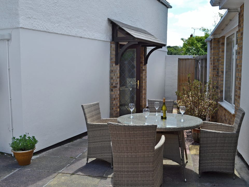 Small courtyard with sitting-out area | Invergarry, Tregrehan, near St Austell