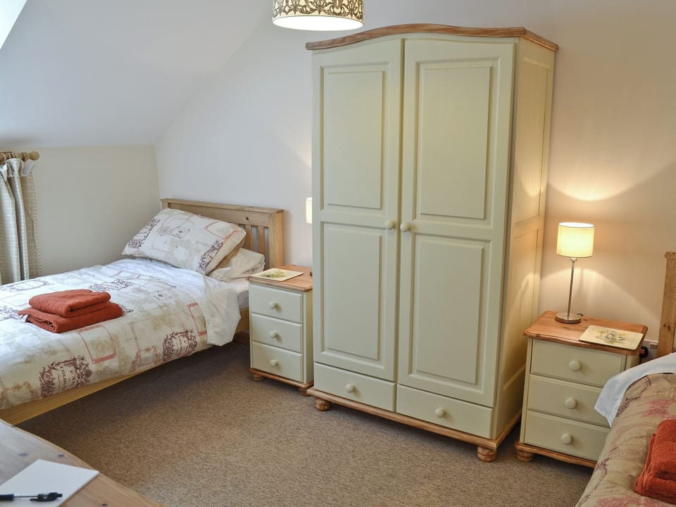 Twin bedroom | Invergarry, Tregrehan, nr. St Austell