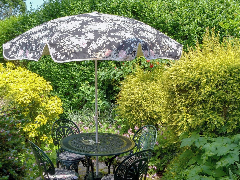 Sitting-out-area | The Coach House, Chilworth, near Southampton