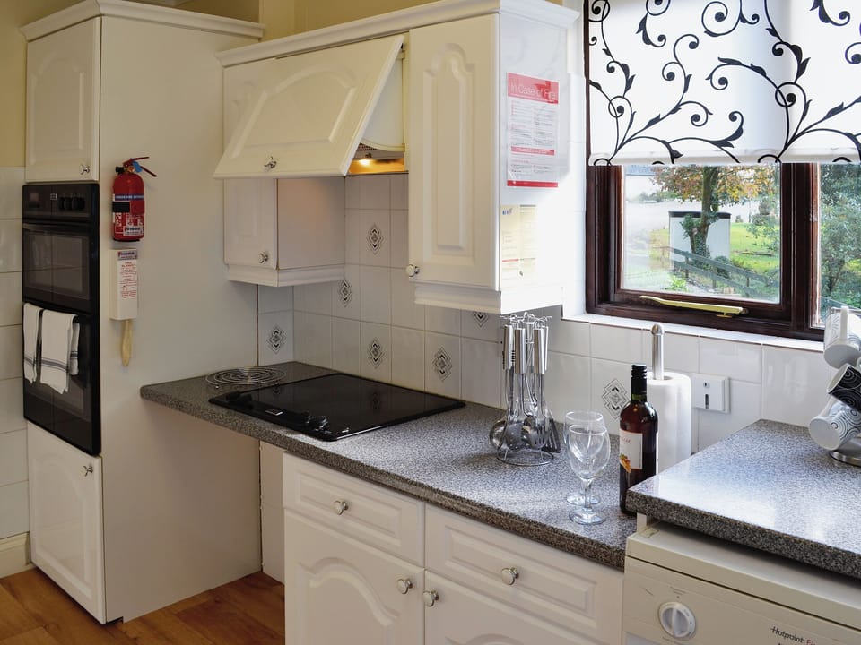 Kitchen | Rosecraddoc Manor - River View Villa, Liskeard