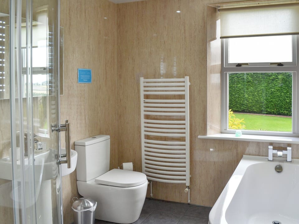 Well presented bathroom | Heckley Cottage - Heckley Cottages, Alnwick