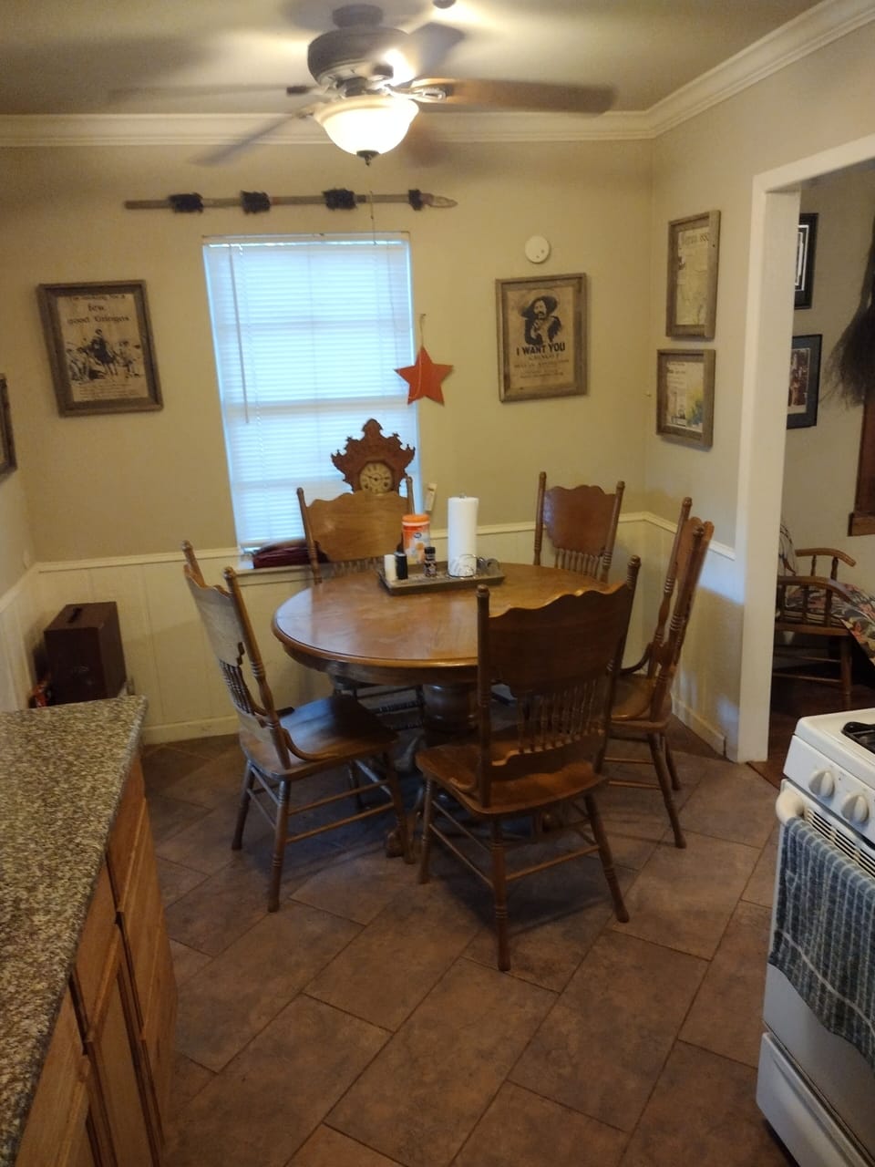 Expandable dining table.