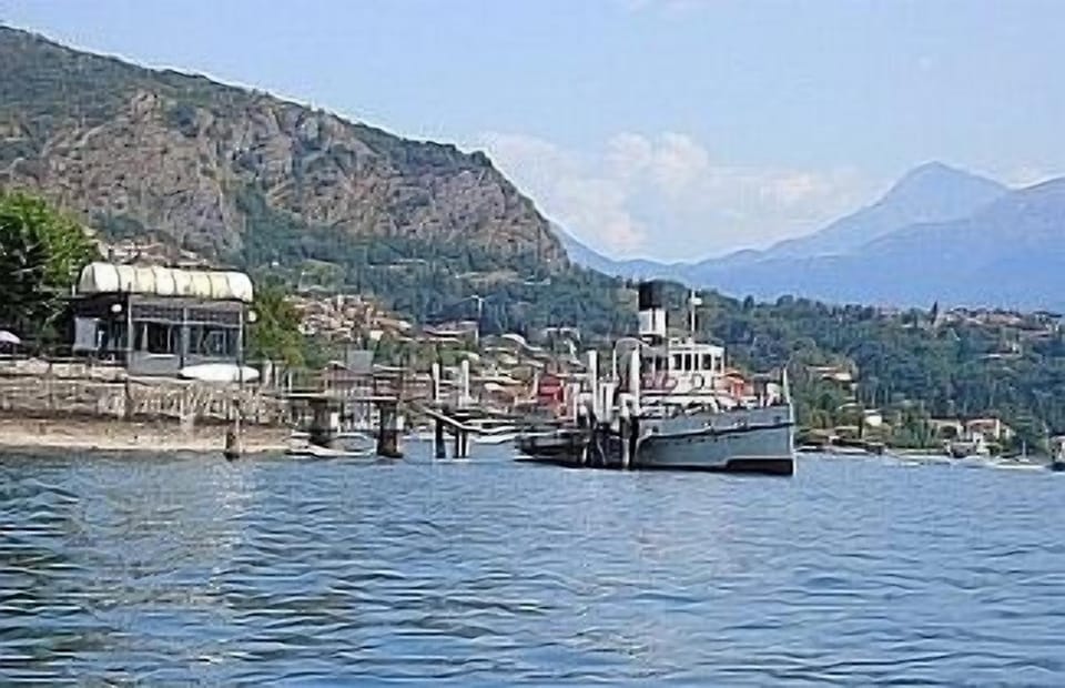 Approx 10 min walk to the ferry, no car required!
