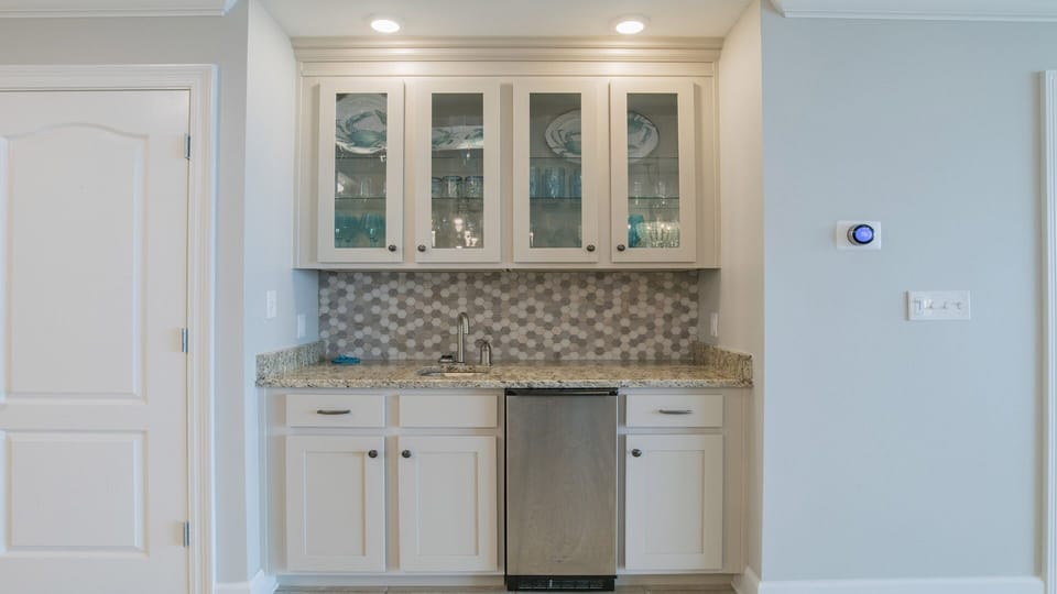 Phoenix Orange Beach 1105 Wet bar with Ice maker