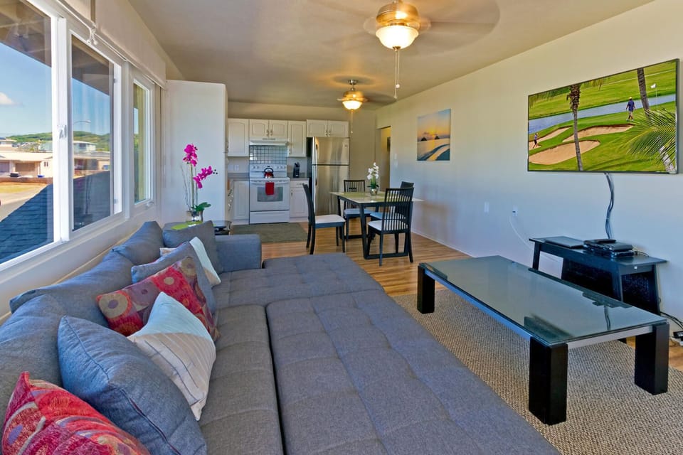 Upstairs Living Room with Queen Size Sofa Bed + 70' Flat Screen TV + Blu-Ray