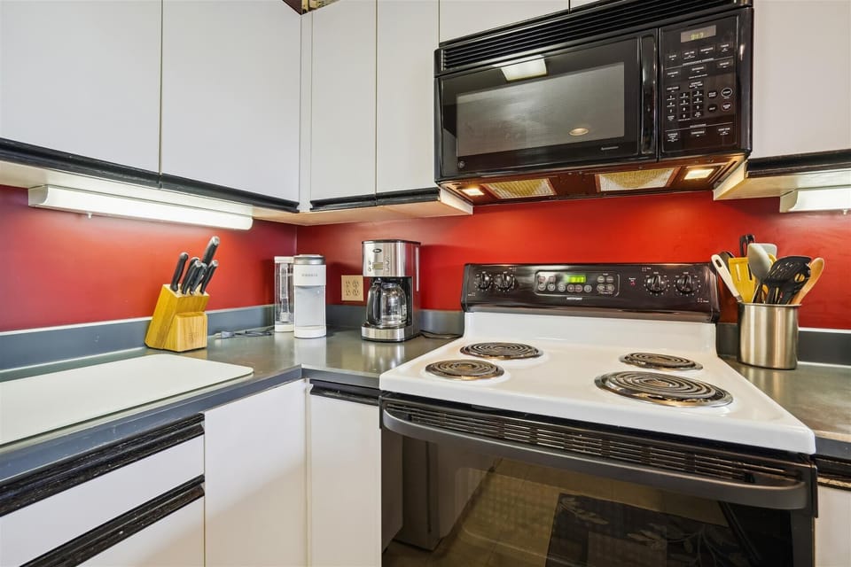 Fully equipped kitchen.