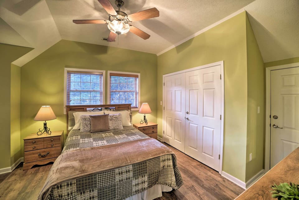 Bedroom 5 | Queen Bed