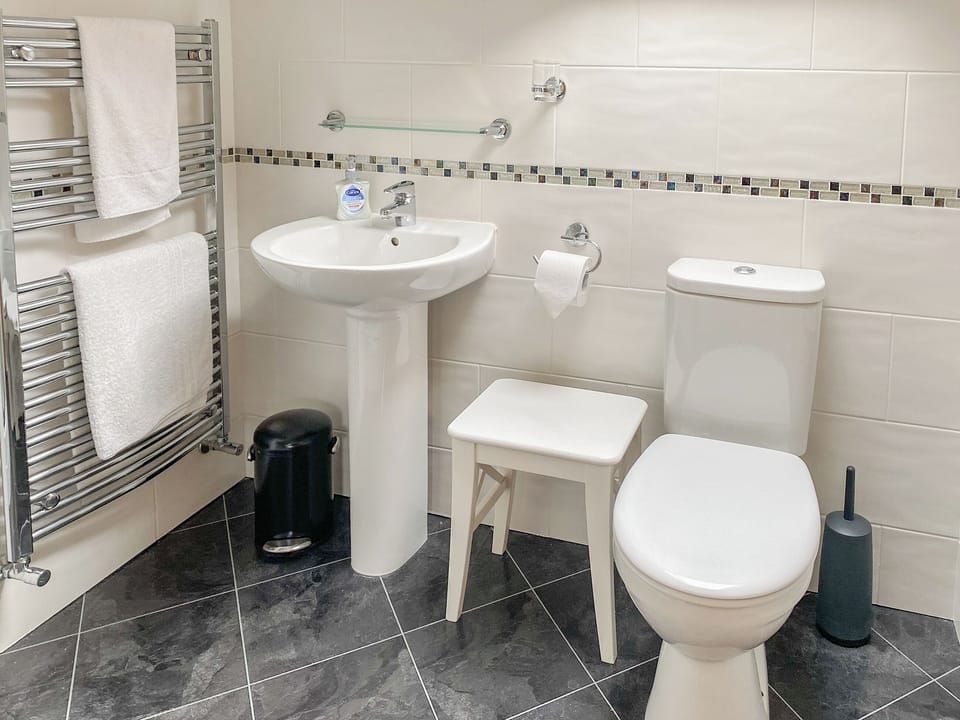 Family bathroom with bath and separate shower cubicle | The Old Laundry 4, Keswick
