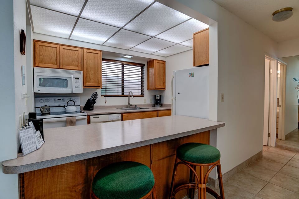 Fully equipped kitchen with counter seating