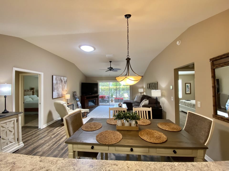 Open concept from Kitchen to Living room/Lania.  