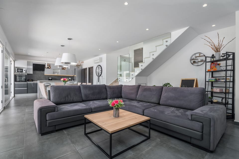 Living room with free Wi-Fi, a 65" TV, Netflix, PS4