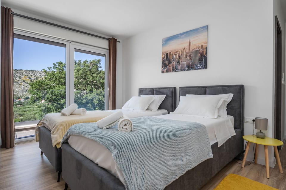 Bedroom No2 with 2 single beds 90cm x 200cm, and en-suite bathroom
