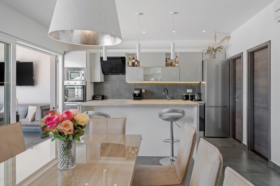 Dining area with fully equipped kitchen 