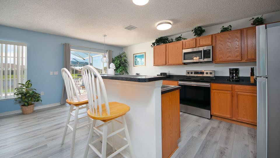 Kitchen and breakfast bar