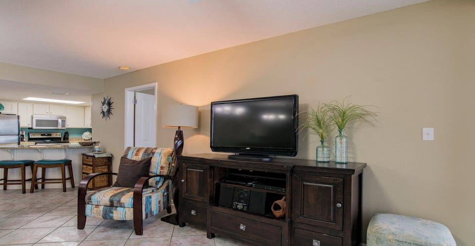 Phoenix VI 704 Living room