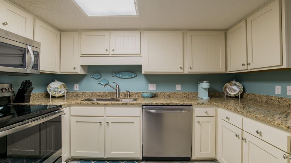 Phoenix VI 704 Kitchen