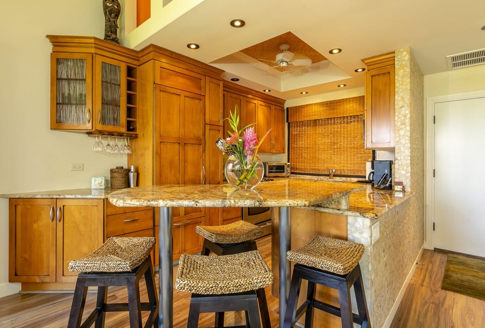 Seating for 4 at the kitchen bar